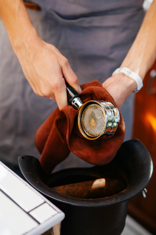 Cum previi acumularea de calcar din espressor?
